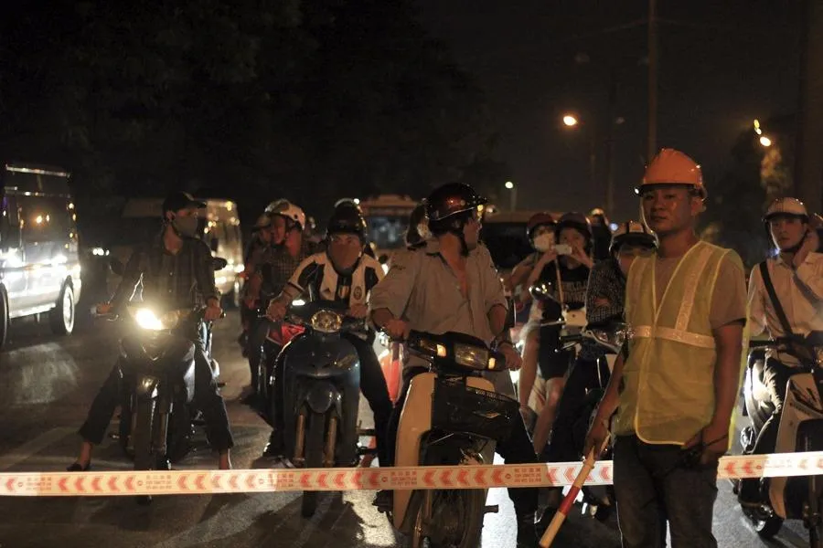 Thâu đêm di chuyển cây trên đường Kim Mã