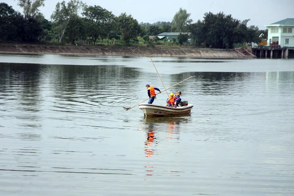 Cá lại chết nhiều ở hồ Linh Đàm ảnh 7 Cá lại chết nhiều ở hồ Linh Đàm ảnh 7