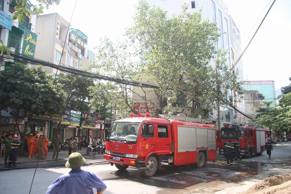 Một cột điện bốc cháy dữ dội giữa trưa nắng ảnh 3 Một cột điện bốc cháy dữ dội giữa trưa nắng ảnh 3