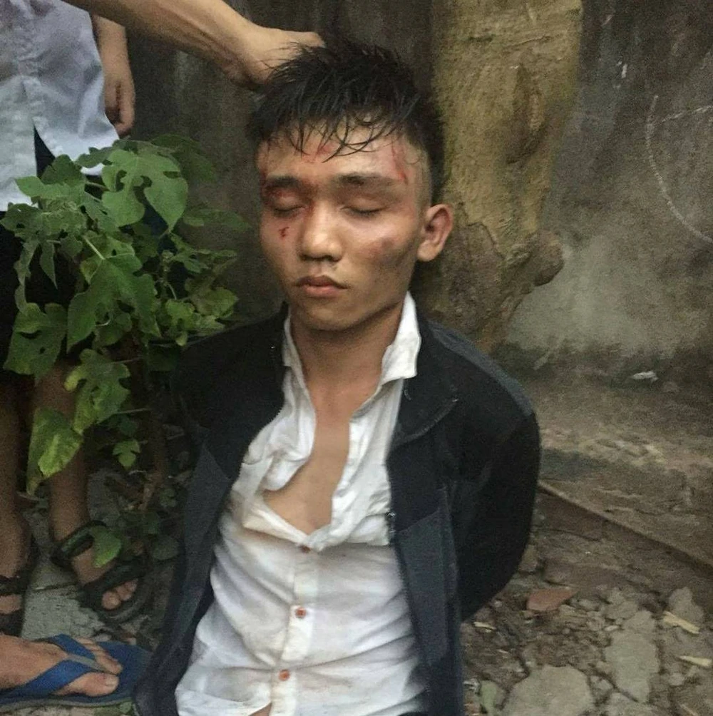 Một trong hai tên cướp bị lực lượng chức năng và người dân không chế và bắt giữ (ảnh FB)