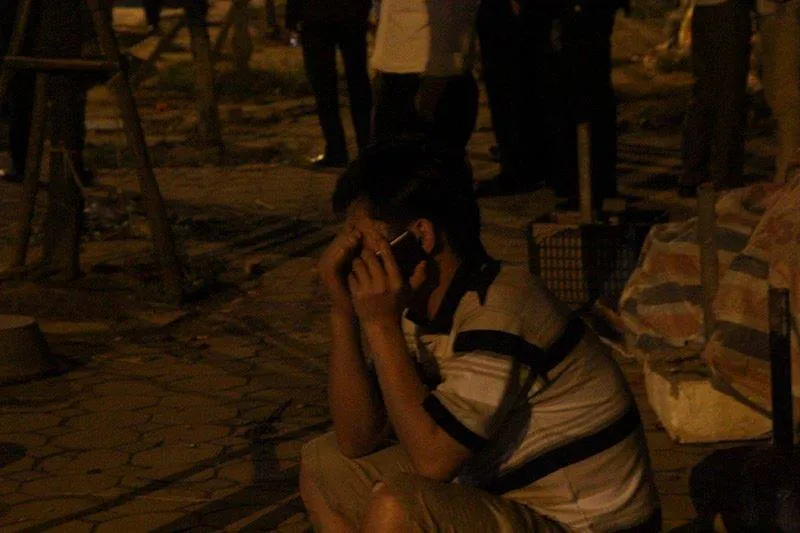 Vụ cháy quán karaoke: Người thân túc trực trắng đêm ảnh 2