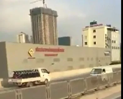 Clip: Xe tải “liều mình” chạy ngược chiều trên cao tốc ảnh 1