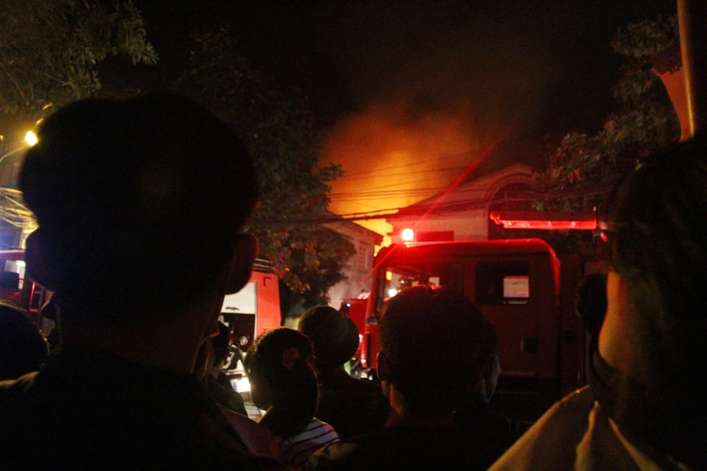 Hà Nội: Hơn 1.000 m2 nhà xưởng bị thiêu rụi trong đêm ảnh 2