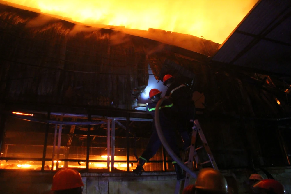 Hà Nội: Hơn 1.000 m2 nhà xưởng bị thiêu rụi trong đêm ảnh 7