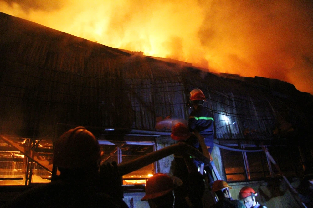 Hà Nội: Hơn 1.000 m2 nhà xưởng bị thiêu rụi trong đêm ảnh 8