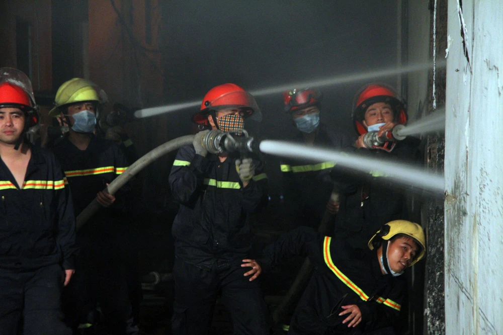 Hà Nội: Hơn 1.000 m2 nhà xưởng bị thiêu rụi trong đêm ảnh 10