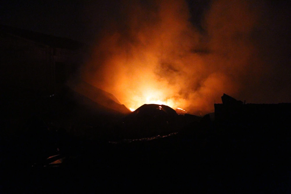 Nhìn từ xa, đám cháy đỏ rực cả một góc trời