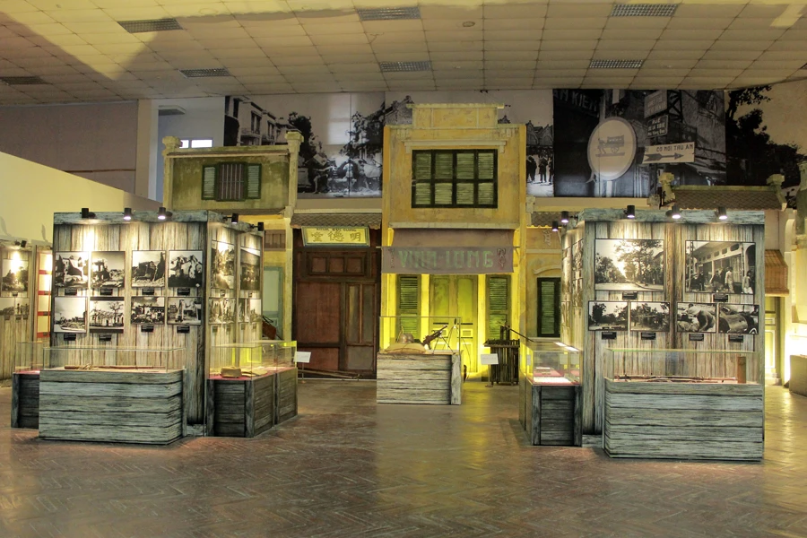 Trưng bày 200 tài liệu, hiện vật 'Sống mãi với Thủ đô' ảnh 2