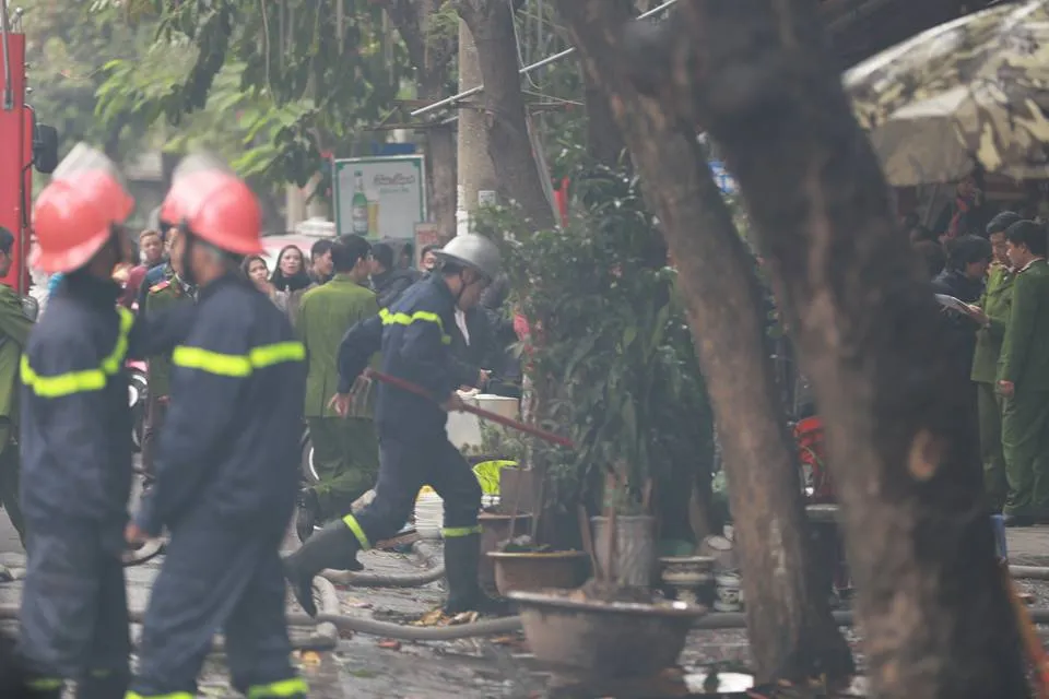 Cháy 2 nhà liền kề trên phố Phùng Hưng, Hà Nội ảnh 3 Cháy 2 nhà liền kề trên phố Phùng Hưng, Hà Nội ảnh 3