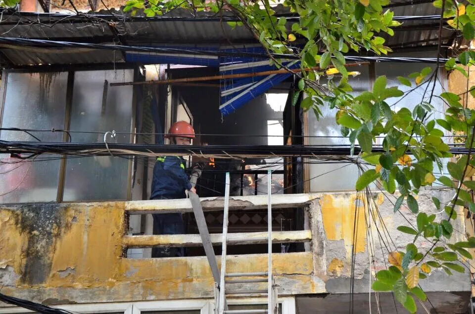 Cháy 2 nhà liền kề trên phố Phùng Hưng, Hà Nội ảnh 4 Cháy 2 nhà liền kề trên phố Phùng Hưng, Hà Nội ảnh 4