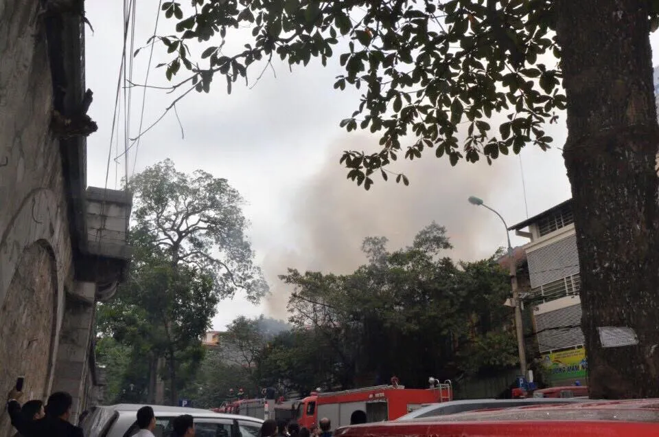 Cháy 2 nhà liền kề trên phố Phùng Hưng, Hà Nội ảnh 1 Cháy 2 nhà liền kề trên phố Phùng Hưng, Hà Nội ảnh 1