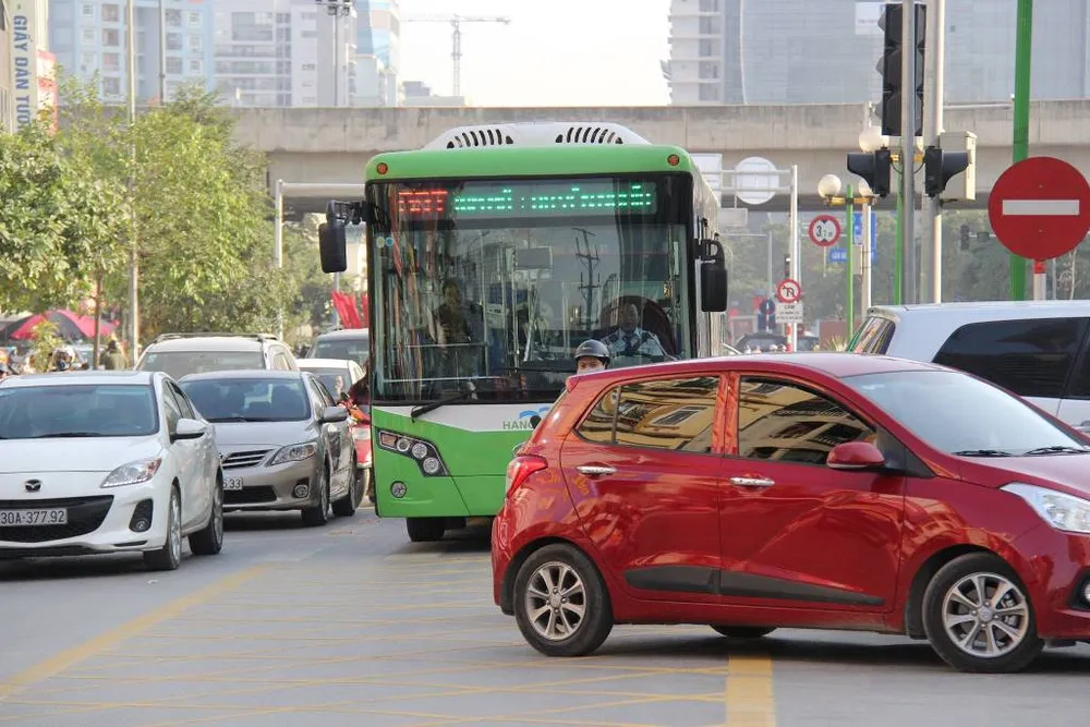 Buýt nhanh 'chôn chân' trong giờ cao điểm ảnh 10