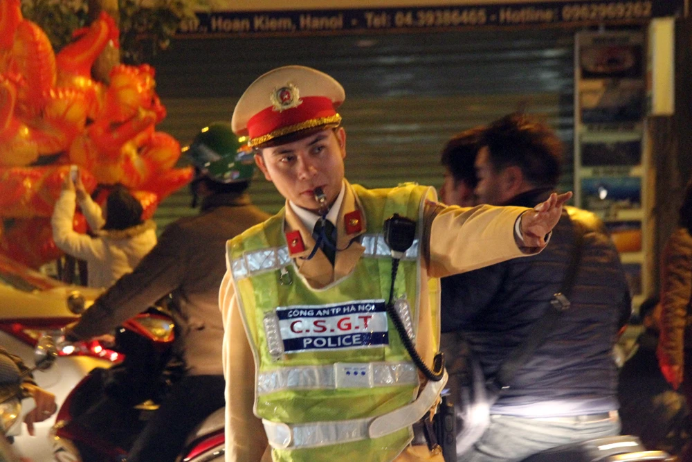 Biển người chen nhau tại phố đi bộ Hà Nội ảnh 4