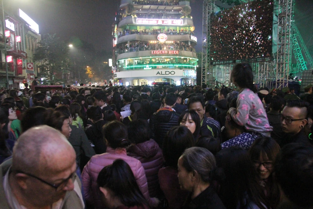 Biển người chen nhau tại phố đi bộ Hà Nội ảnh 5