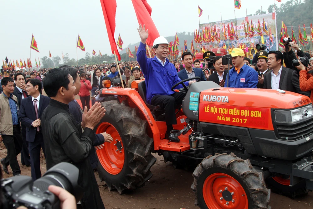 Chủ tịch nước đích thân lái máy cày khai lễ Tịch Điền