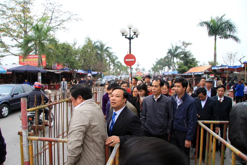 Rừng người tại đền Trần trước giờ khai ấn ảnh 1