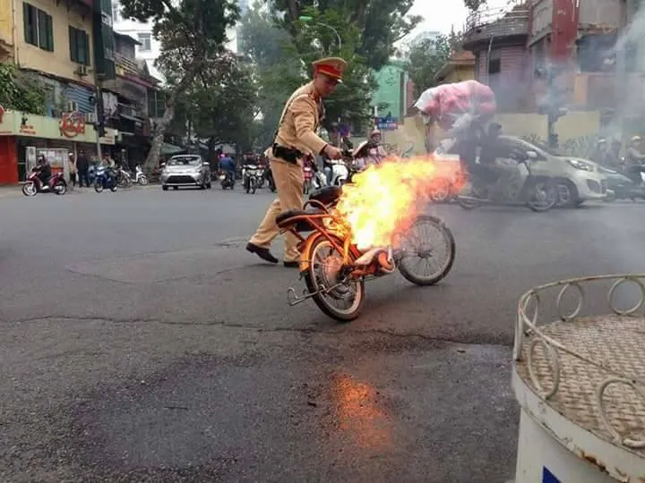 Đang chạy xe đạp điện trên phố thì xe cháy đùng đùng ảnh 1 Đang chạy xe đạp điện trên phố thì xe cháy đùng đùng ảnh 1