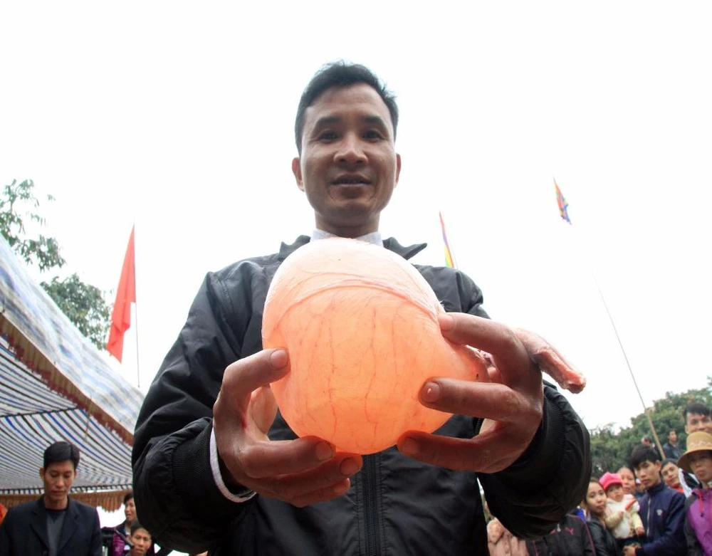 Mọi người cùng tươi cười chúc mừng cho người chiến thắng