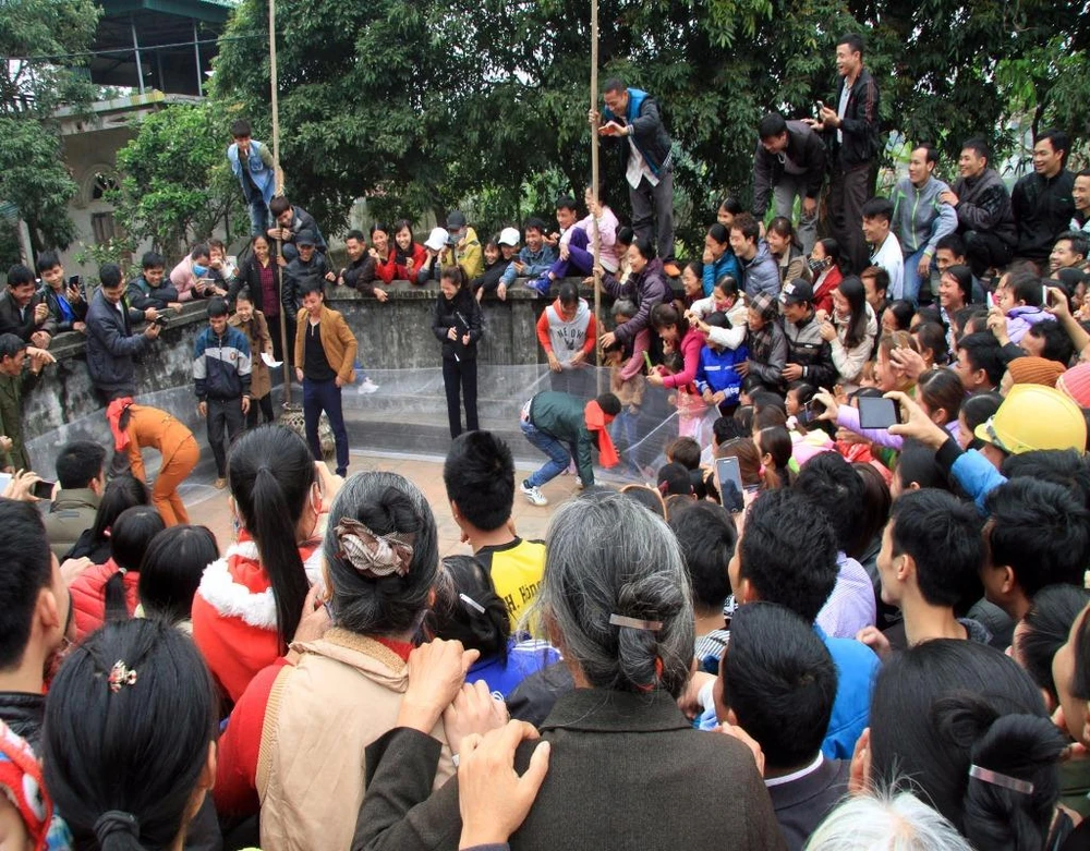 Ngoài trò cướp Quờ còn nhiều trò chơi khác cũng thu hút đông đảo người dân