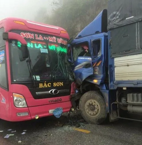 Xe khách chở 20 người đấu đầu xe tải ảnh 1 Xe khách chở 20 người đấu đầu xe tải ảnh 1