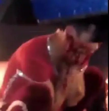 Nam diễn viên ôm mặt đau đớn sau phần biểu diễn không thành.