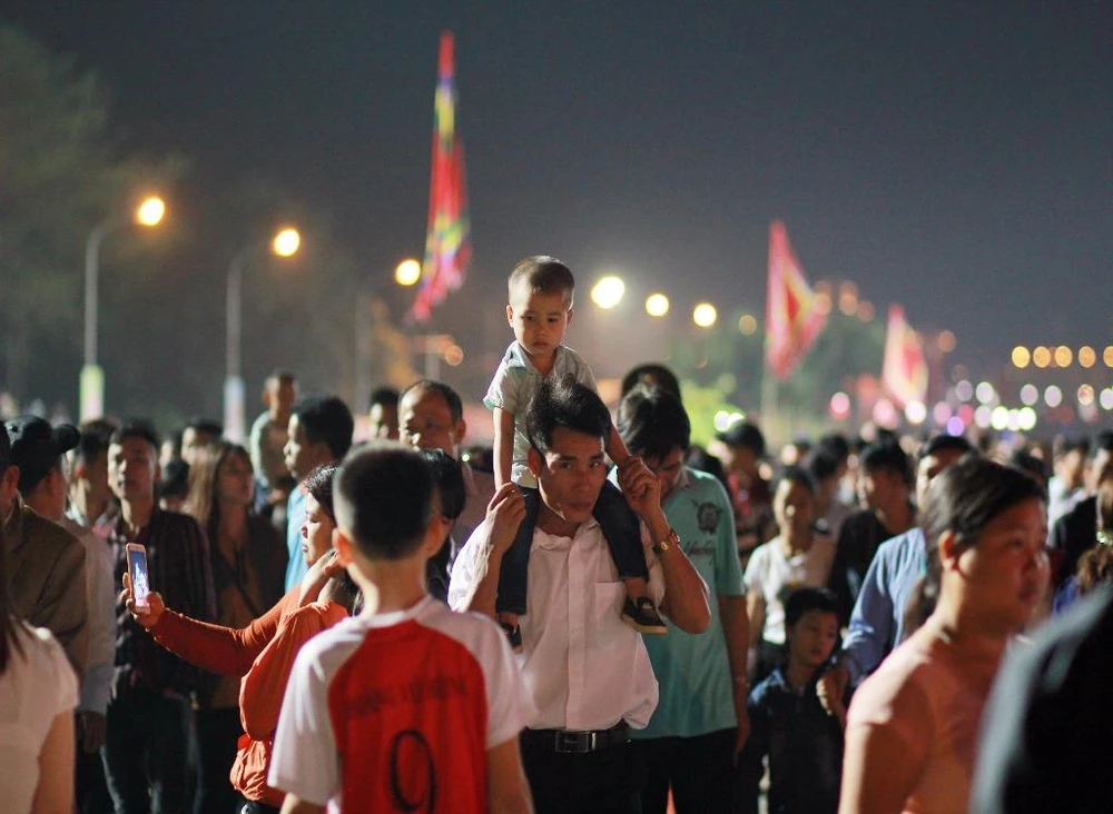 Cho con lên vai để di chuyển cho thuận tiện.