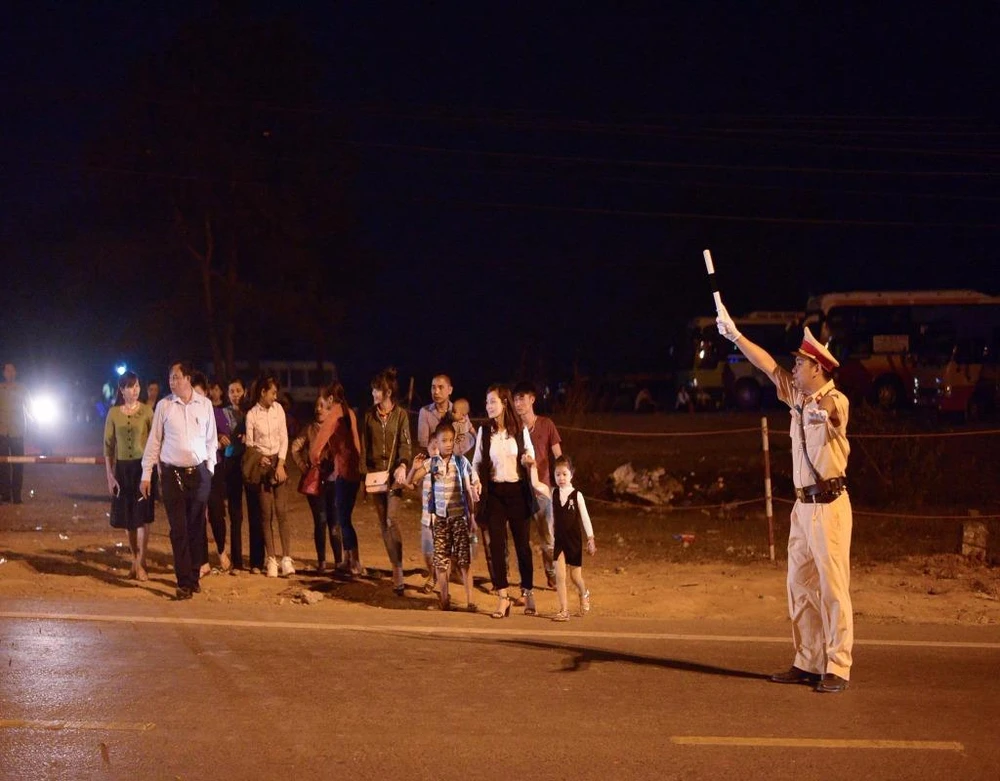 Lực lượng chức năng làm việc vất vả trong đêm 