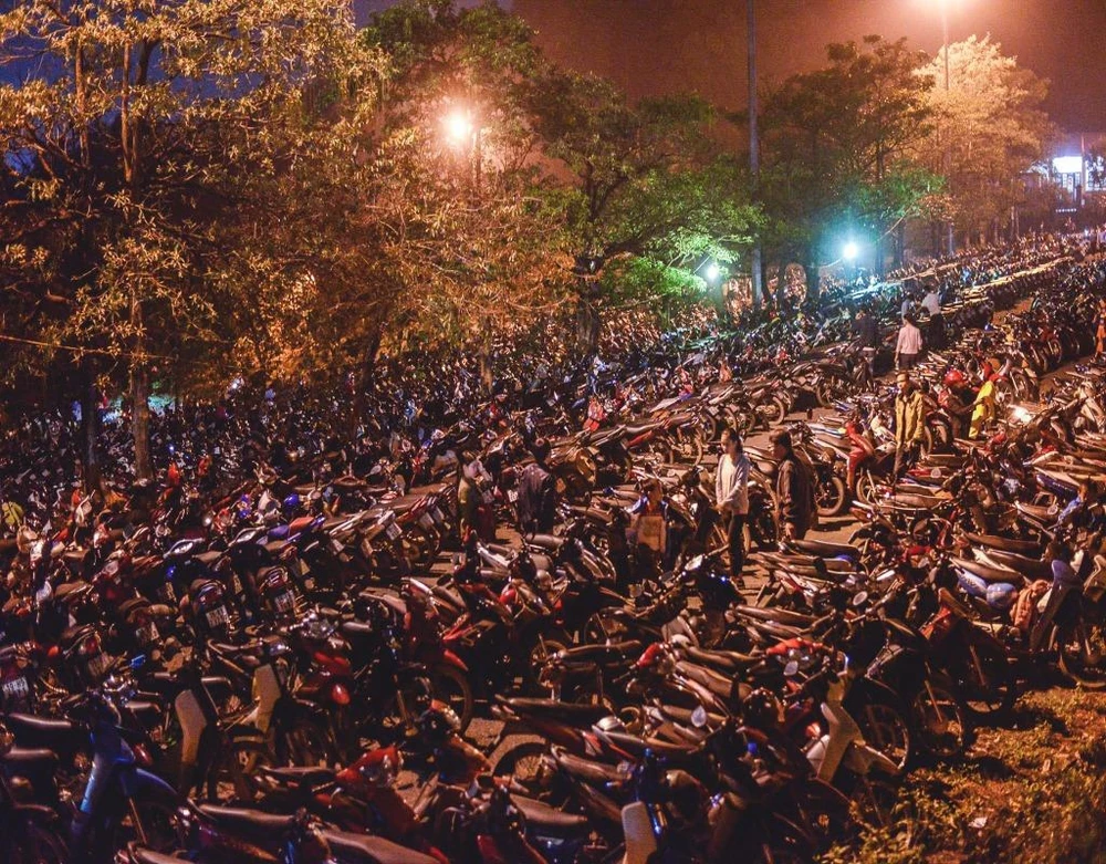 Phương tiện tại bãi gửi xe chật cứng