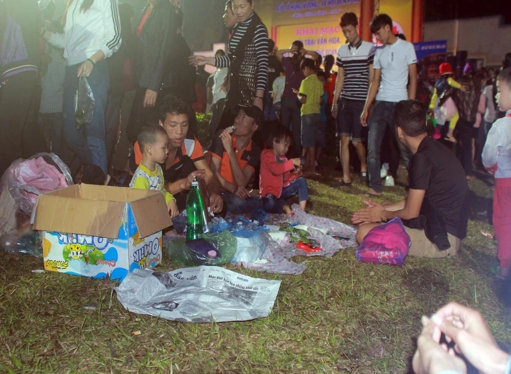 Người dân mang theo cả nước uống, đồ ăn để tiện nghỉ ngơi.