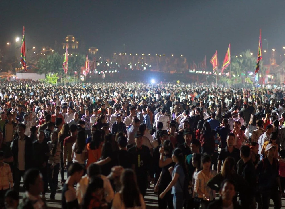 tối nay họ tới Đền Hùng trước để "trực chiến" chờ đến chính hội 