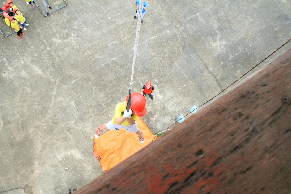 Lính cứu hỏa ‘nhí’ bật tường đu dây, vác vòi chữa cháy ảnh 10