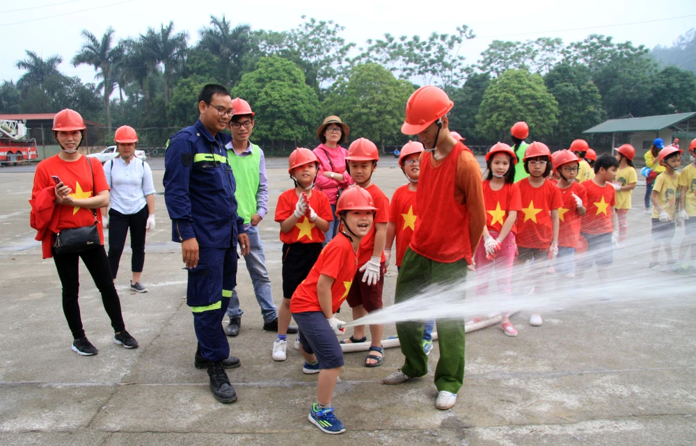 Lính cứu hỏa ‘nhí’ bật tường đu dây, vác vòi chữa cháy ảnh 17