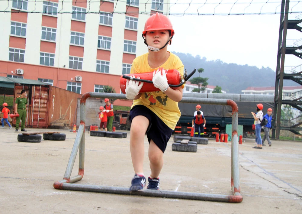Lính cứu hỏa ‘nhí’ bật tường đu dây, vác vòi chữa cháy ảnh 6