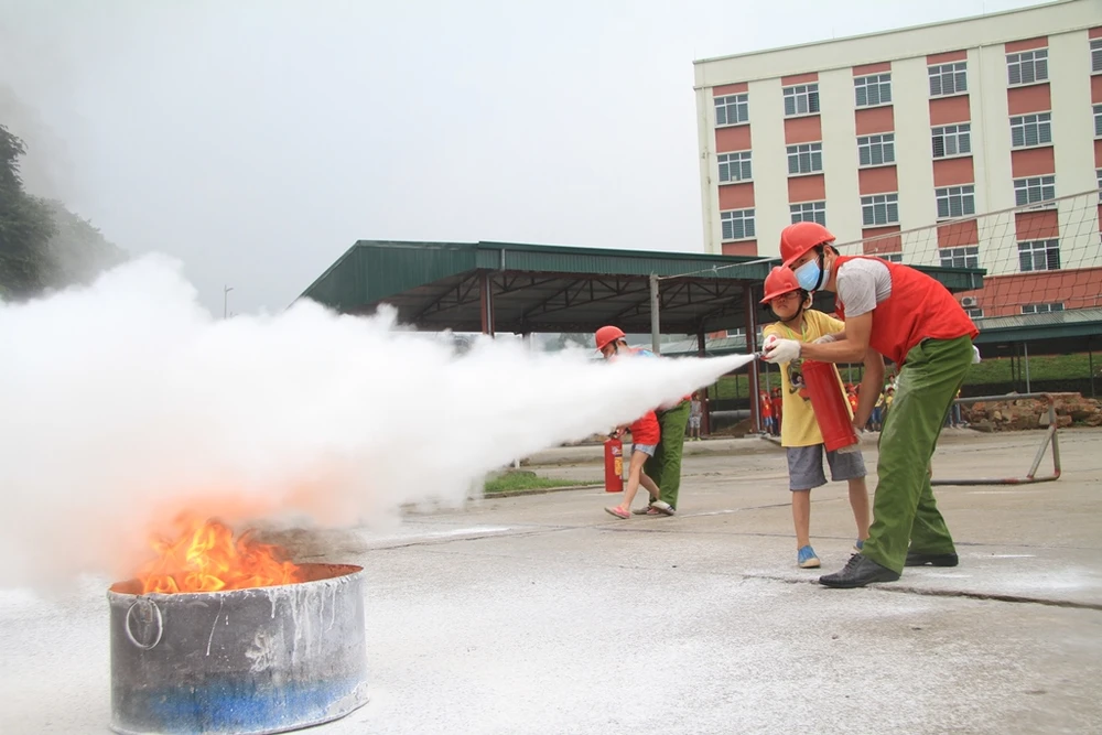 Lính cứu hỏa ‘nhí’ bật tường đu dây, vác vòi chữa cháy ảnh 8