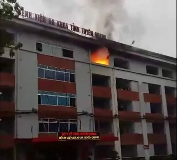 Cháy bệnh viện ở Tuyên Quang, nhiều người hoảng loạn ảnh 1 Cháy bệnh viện ở Tuyên Quang, nhiều người hoảng loạn ảnh 1