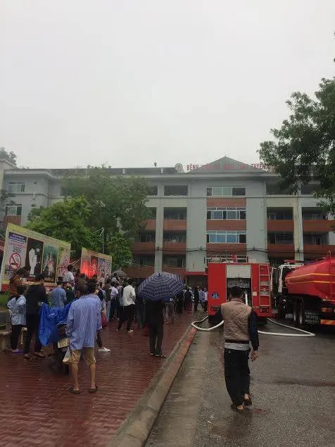 Cháy bệnh viện ở Tuyên Quang, nhiều người hoảng loạn ảnh 2 Cháy bệnh viện ở Tuyên Quang, nhiều người hoảng loạn ảnh 2