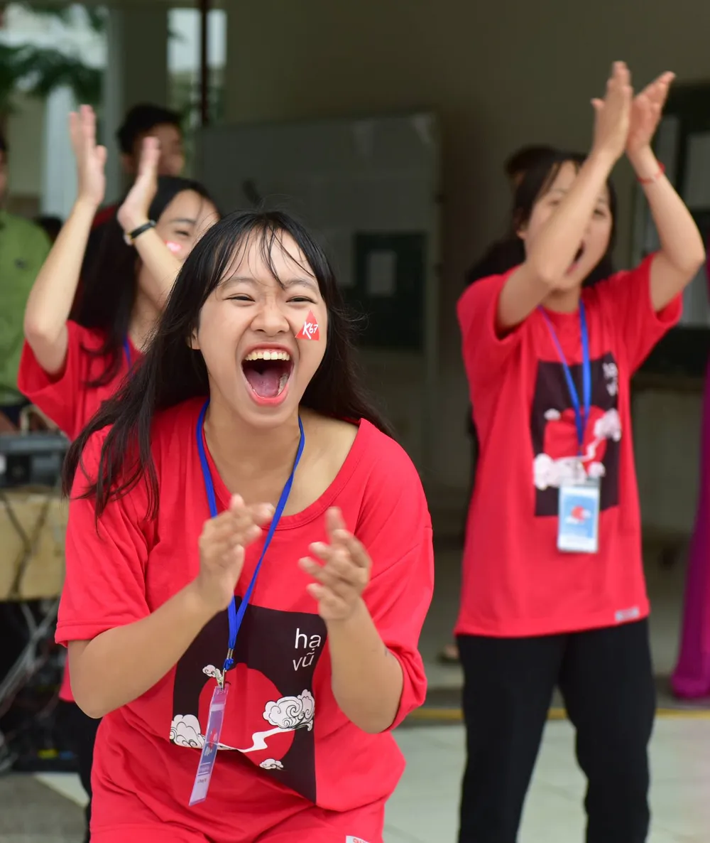 Nghẹn ngào dưới mưa trong lễ bế giảng ảnh 2