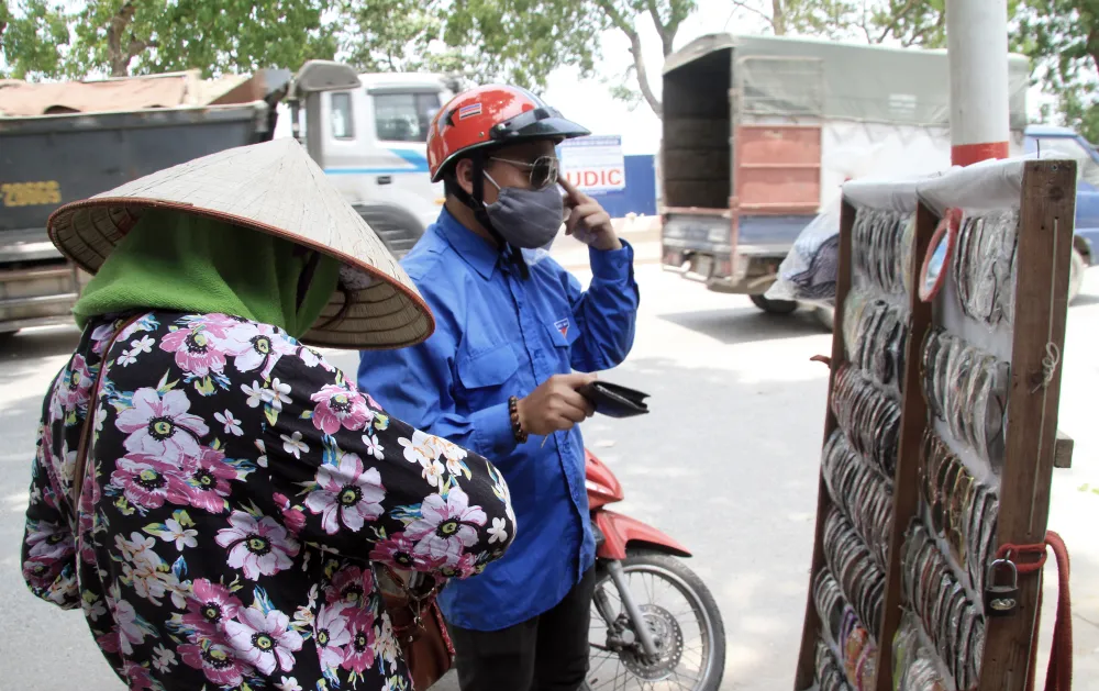 Hà Nội: Người dân vật vã trong nắng nóng ảnh 6