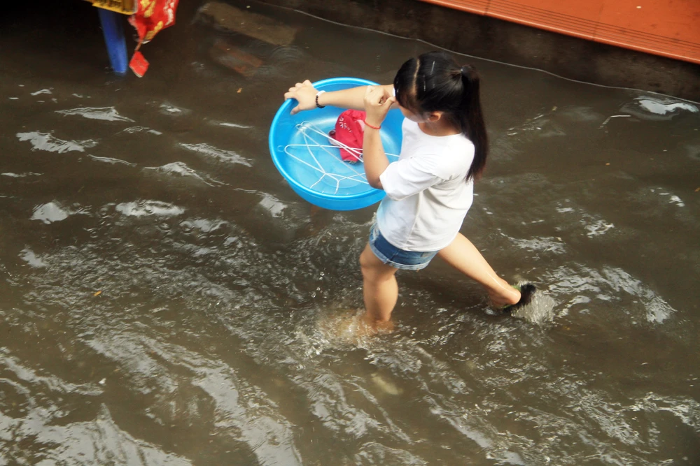 Hà Nội: Phố thành sông sau cơn mưa rào ảnh 3