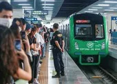 Đường sắt Cát Linh - Hà Đông đón gần 80.000 lượt khách trong 2 ngày đầu ảnh 2 Người dân trải nghiệm tàu Cát Linh - Hà Đông ngày cuối tuần