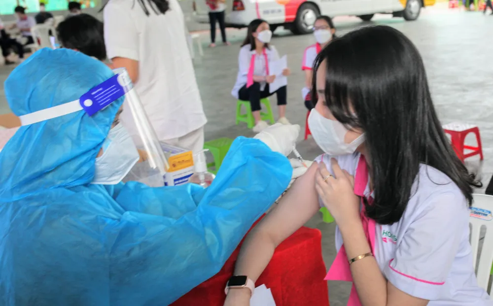 Chùm ảnh: Những học sinh đầu tiên của Hà Nội, Ninh Thuận tiêm vaccine COVID-19 ảnh 12 Chùm ảnh: Những học sinh đầu tiên của Hà Nội, Ninh Thuận tiêm vaccine COVID-19 ảnh 12