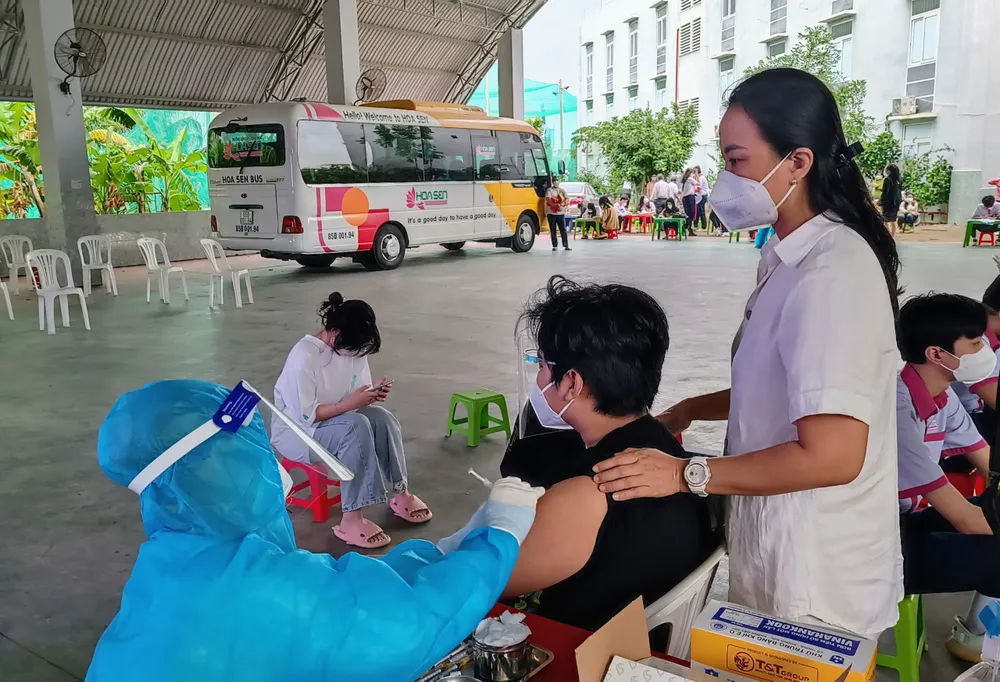 Chùm ảnh: Những học sinh đầu tiên của Hà Nội, Ninh Thuận tiêm vaccine COVID-19 ảnh 11 Chùm ảnh: Những học sinh đầu tiên của Hà Nội, Ninh Thuận tiêm vaccine COVID-19 ảnh 11