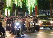 Hà Nội: Sau giao thừa người dân đổ xô đi lễ chùa cầu bình an ảnh 11 Người dân nô nức xuống phố vui xuân đón giao thừa