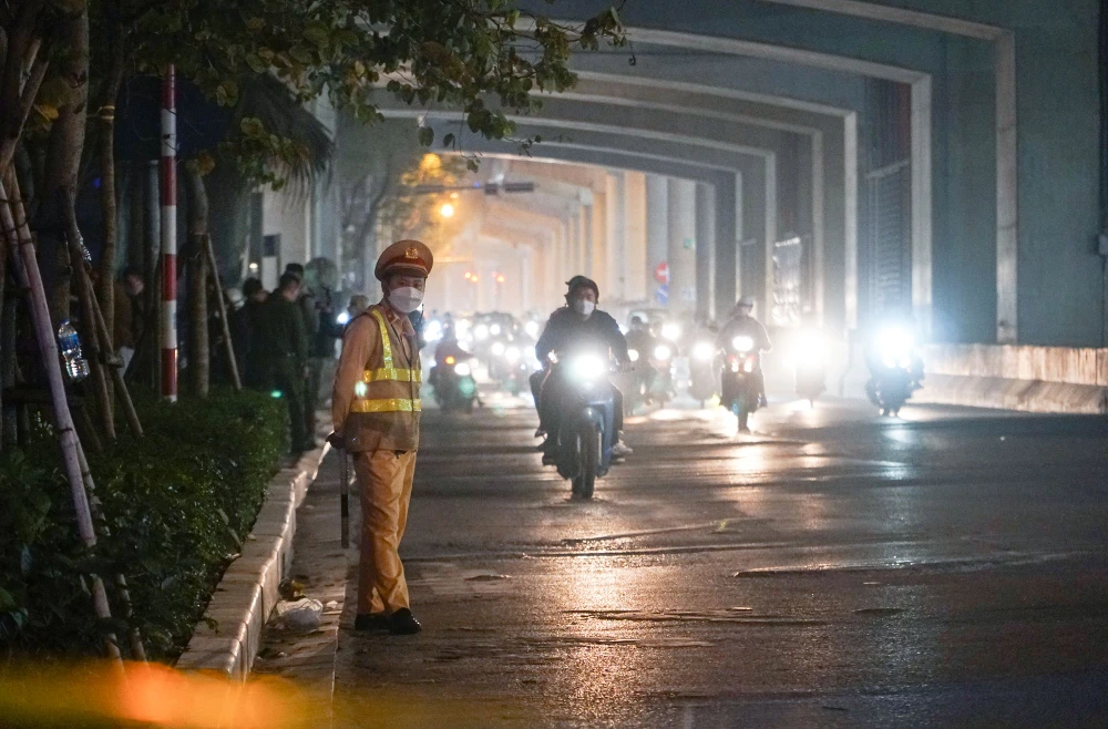 Chùm ảnh: Gần 7 tiếng khám xét trụ sở Tập đoàn FLC ở TP Hà Nội ảnh 3