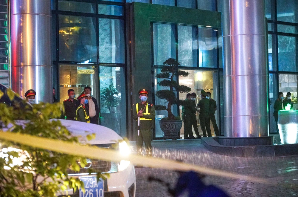 Chùm ảnh: Gần 7 tiếng khám xét trụ sở Tập đoàn FLC ở TP Hà Nội ảnh 6