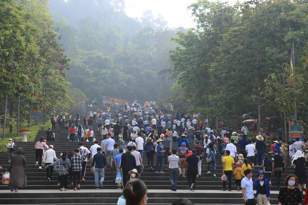 Trước ngày hội chính, hàng vạn người dân từ khắp cả nước đã đổ về đền Hùng để làm lễ, hành hương. Ngày mai, 10-4, mới là ngày lễ chính giỗ Tổ Hùng Vương, nhưng hôm nay (9-4), hàng vạn người dân từ khắp nơi trên cả nước đã hành hương về đền Hùng để làm lễ. Trước ngày hội chính, hàng vạn người dân từ khắp cả nước đã đổ về đền Hùng để làm lễ, hành hương. Ngày mai, 10-4, mới là ngày lễ chính giỗ Tổ Hùng Vương, nhưng hôm nay (9-4), hàng vạn người dân từ khắp nơi trên cả nước đã hành hương về đền Hùng để làm lễ.