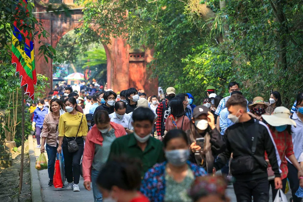"Lễ hội năm nay ở trong giai đoạn bình thường mới sau dịch Covid-19 nên chúng tôi đã tích cực tham mưu với UBND tỉnh Phú Thọ và phối hợp với các ban ngành xây dựng phương án thuận lợi, an toàn nhất cho người dân. Đặc biệt là phương án phân luồng giao thông, tránh tập trung đông người. Dù đã kiểm soát được dịch bệnh nhưng chúng tôi cũng phối hợp với ngành y tế phun thuốc tiêu độc khử khuẩn ở các vị trí hành lễ, đồng thời tuyên truyền, phát khẩu trang miễn phí cho người dân, đề phòng dịch bệnh có thể bùng phát trở lại"- ông Giang nói. "Lễ hội năm nay ở trong giai đoạn bình thường mới sau dịch Covid-19 nên chúng tôi đã tích cực tham mưu với UBND tỉnh Phú Thọ và phối hợp với các ban ngành xây dựng phương án thuận lợi, an toàn nhất cho người dân. Đặc biệt là phương án phân luồng giao thông, tránh tập trung đông người. Dù đã kiểm soát được dịch bệnh nhưng chúng tôi cũng phối hợp với ngành y tế phun thuốc tiêu độc khử khuẩn ở các vị trí hành lễ, đồng thời tuyên truyền, phát khẩu trang miễn phí cho người dân, đề phòng dịch bệnh có thể bùng phát trở lại"- ông Giang nói.