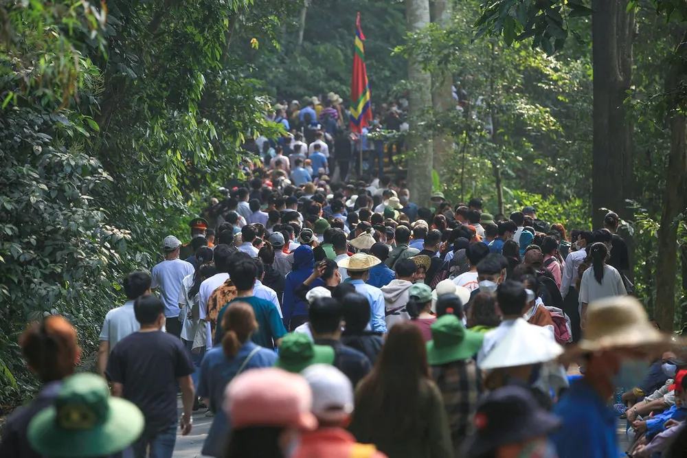 Cũng theo đại diện ban quản lý khu di tích, những ngày đầu tháng 3, hàng vạn khách đã đổ về đền Hùng dâng hương. Cũng theo đại diện ban quản lý khu di tích, những ngày đầu tháng 3, hàng vạn khách đã đổ về đền Hùng dâng hương.