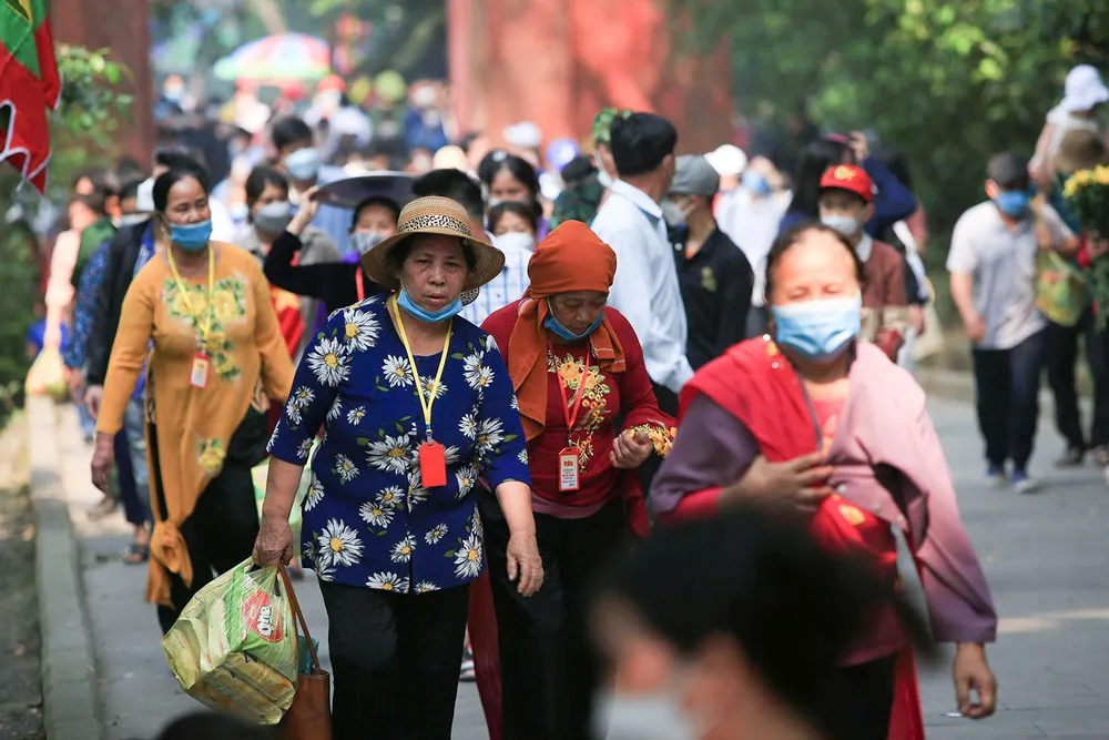 Nhiều người chuẩn bị đổ lễ để lên khu di tích đền Hùng làm lễ dâng hương trong dịp này. Nhiều người chuẩn bị đổ lễ để lên khu di tích đền Hùng làm lễ dâng hương trong dịp này.