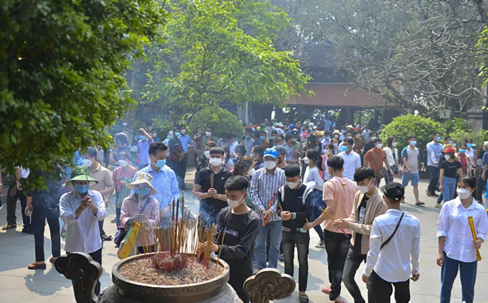 "Riêng trong hai ngày mùng 2 và 3-3 âm lịch, đền Hùng đã đón hơn 20.000 lượt du khách. Còn hôm 8-3 âm lịch, chúng tôi cũng đón hơn 10.000 lượt khách"- Lê Trường Giang thông tin thêm. "Riêng trong hai ngày mùng 2 và 3-3 âm lịch, đền Hùng đã đón hơn 20.000 lượt du khách. Còn hôm 8-3 âm lịch, chúng tôi cũng đón hơn 10.000 lượt khách"- Lê Trường Giang thông tin thêm.